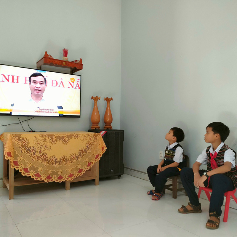 Học sinh trường Tiểu học Hoà Bắc, huyện Hoà Vang (TP Đà Nẵng) xem chương trình Chào năm học mới. (Ảnh Ngọc Phú) Chùm ảnh: Học sinh cả nước dự lễ khai giảng trực tuyến năm học mới 2021-2022 -3
