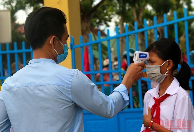 Đo thân nhiệt cho học sinh tại Trường THCS Nguyễn Du (TP Tam Kỳ). Gần 350 nghìn học sinh Quảng Nam bước vào năm học mới -0