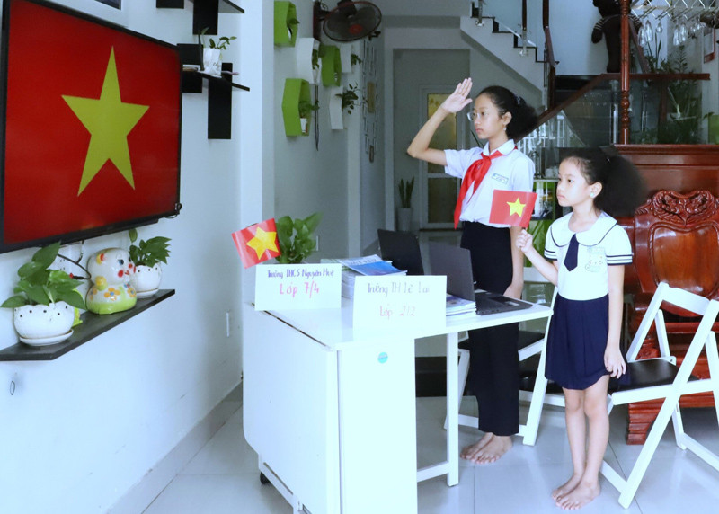 Hai chị em học sinh Bùi Ngọc Hà Linh, Bùi Ngọc An Nhiên, quận Cẩm Lệ (TP Đà Nẵng) trong lễ khai giảng đặc biệt. (Ảnh Ngọc Phú) Chùm ảnh: Học sinh cả nước dự lễ khai giảng trực tuyến năm học mới 2021-2022 -5