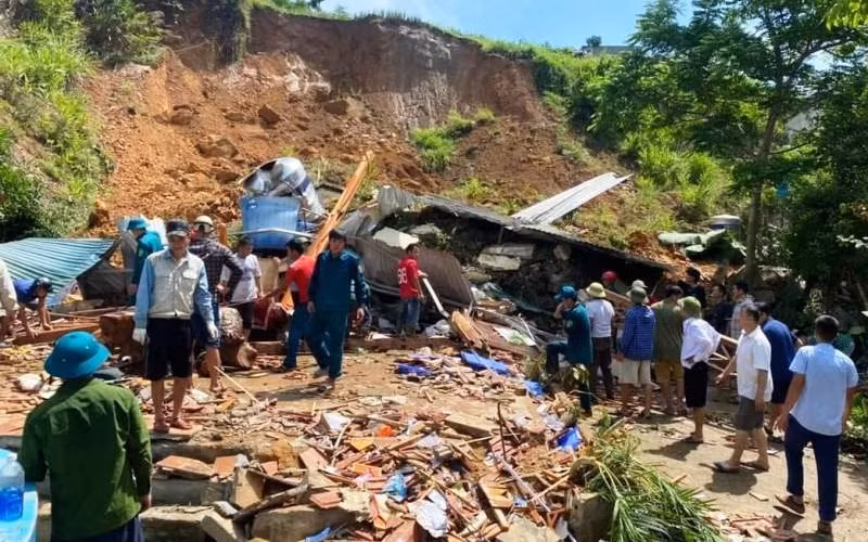 Đất đá sạt lở, xô đổ ngôi nhà của hộ dân ở huyện Quan Sơn, tỉnh Thanh Hóa.