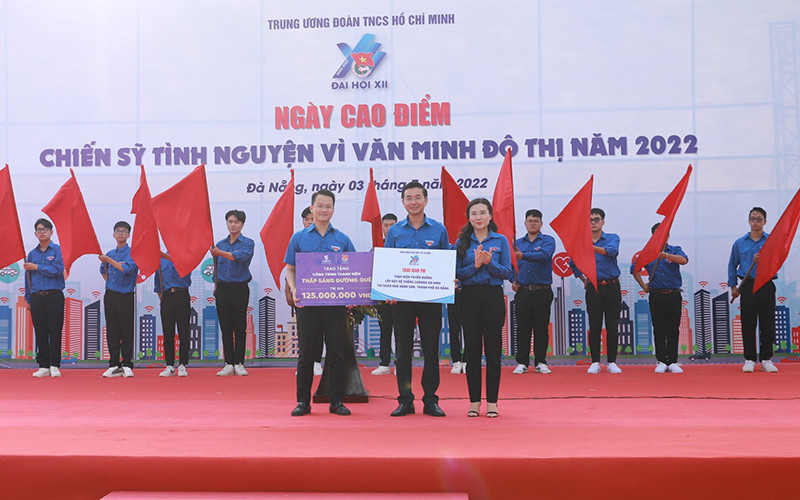 Trao tặng Công trình thanh niên thắp sáng đường quê.