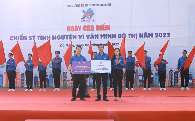 Trao tặng Công trình thanh niên thắp sáng đường quê.