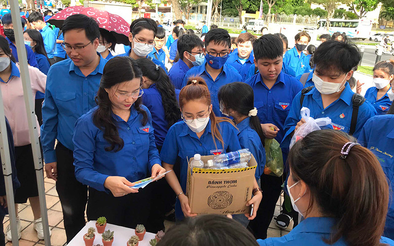 Đoàn viên hào hứng tham gia “Đổi rác lấy quà”. Gần 600 đoàn viên hưởng ứng “Chiến sĩ tình nguyện vì văn minh đô thị” -0