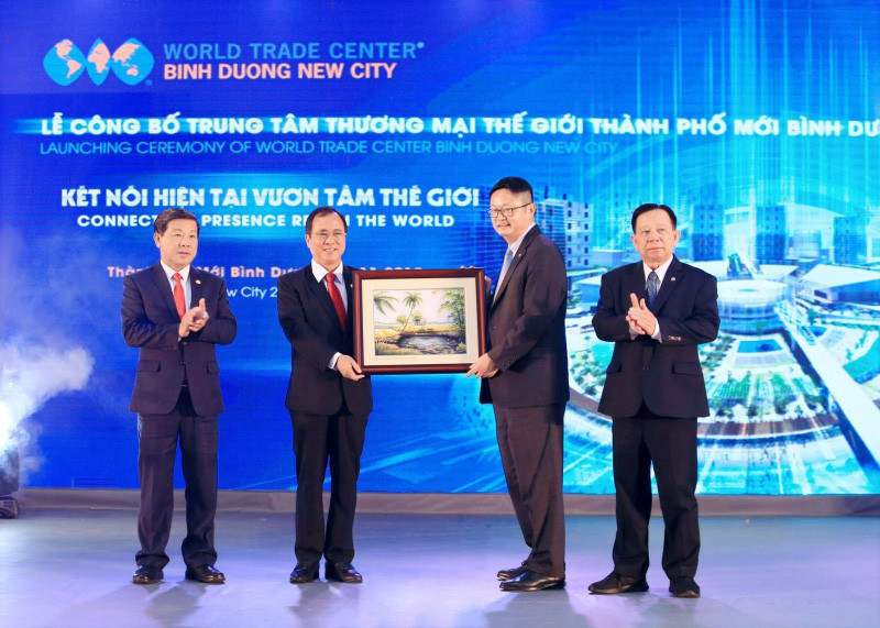 Lãnh đạo tỉnh Bình Dương trao quà lưu niệm cho ông Scott Wang, Phó Chủ tịch WTCA, Phụ trách thị trường châu Á Thái Bình Dương tại Lễ công bố WTC BDNC. Becamex IDC hợp tác đối tác Hàn Quốc điều hành Trung tâm Triển lãm quốc tế Thành phố mới Bình Dương -0
