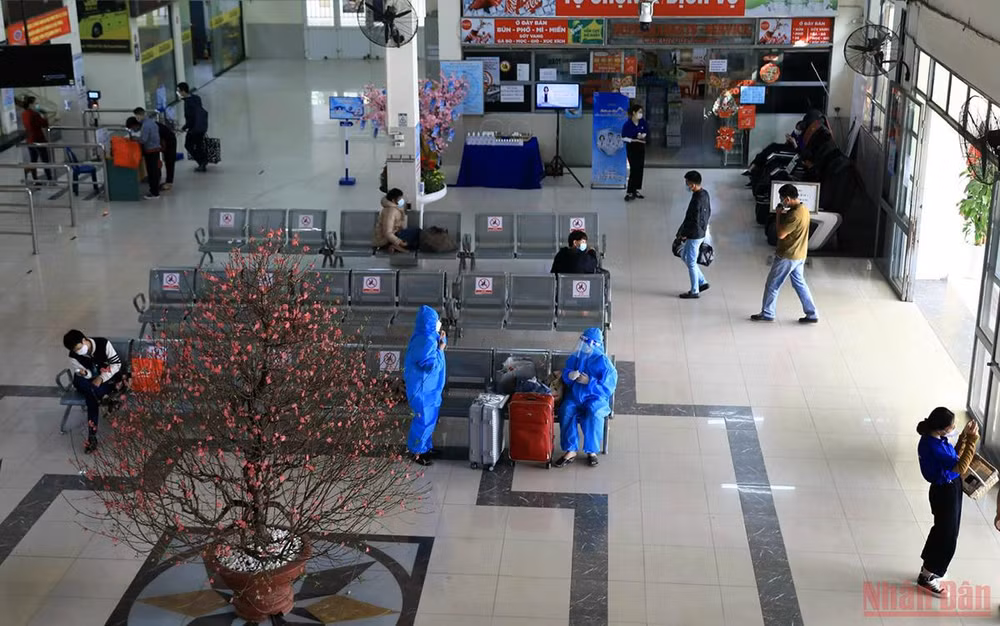 Hà Nội: Người dân lỉnh kỉnh đồ đạc về quê ăn Tết, nhiều tuyến đường ùn ứ -0