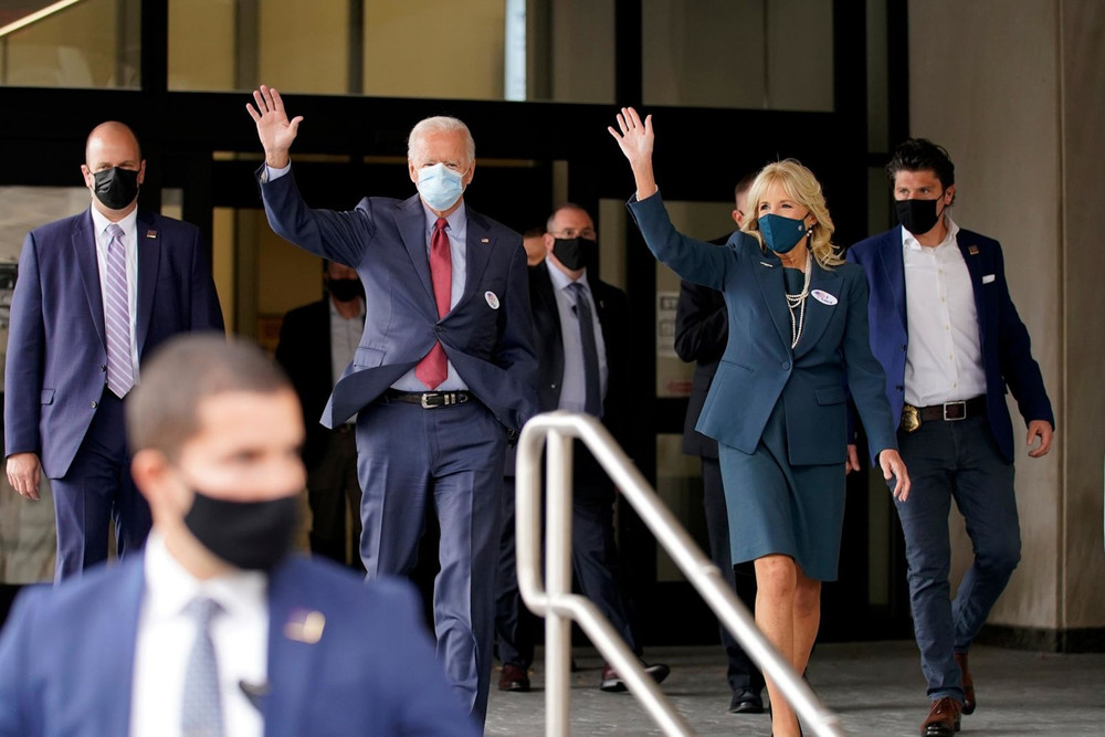 Ông Joe Biden, ứng cử viên Tổng thống đảng Dân chủ, vẫy tay chào sau khi bỏ phiếu tại TP Wilmington, bang Delaware, ngày 28-10. (Ảnh: AP) Pic -0