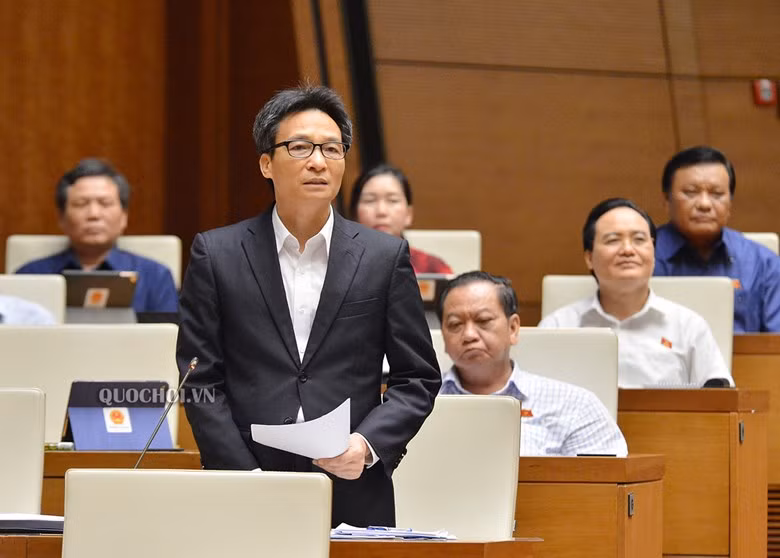 Phó Thủ tướng Chính phủ Vũ Đức Đam trao đổi về vấn đề SGK tại phiên thảo luận tại hội trường Kỳ họp thứ 10, Quốc hội khoá XIV, ngày 4-11.