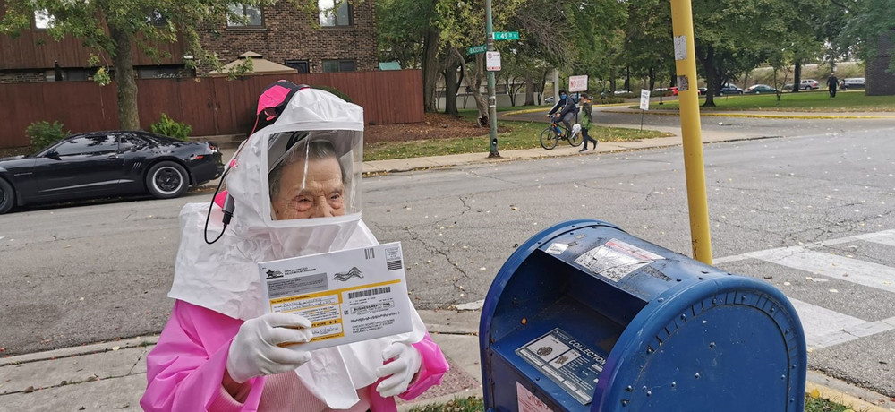 Cụ Beatrice Lumpkin (102 tuổi, sống tại TP Chicago) đã bỏ phiếu qua bưu điện từ ngày 1-10. (Ảnh: Reuters) Pic -0