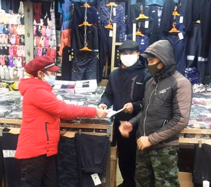 Ông Nguyễn Quang Thành (đứng giữa) ghi nhận những tấm lòng thơm thảo của Hội người Việt Nam Đoàn kết TP Ulyanovsk (LB Nga).