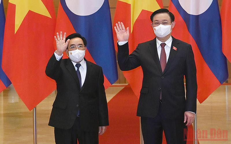 Chủ tịch Quốc hội Vương Đình Huệ và Thủ tướng Lào Phankham Viphavanh tại lễ đón. (Ảnh: DUY LINH)
