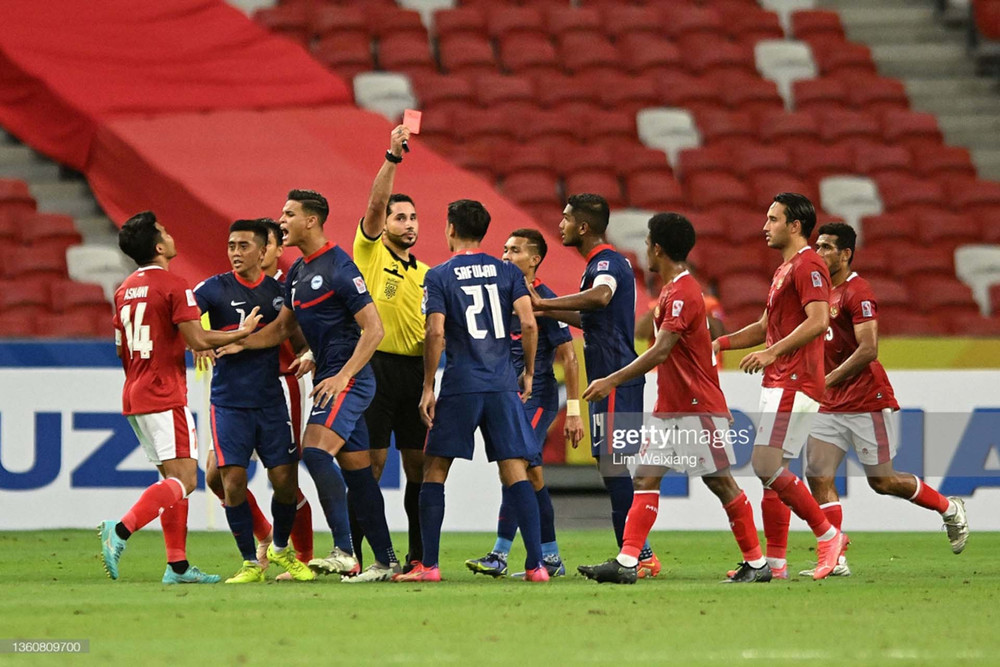 Chủ nhà Singapore nhận tới 3 thẻ đỏ trong trận bán kết lượt về. (Ảnh: Getty) Indonesia vào chung kết AFF Cup 2020 sau màn rượt đuổi tỷ số với Singapore -0