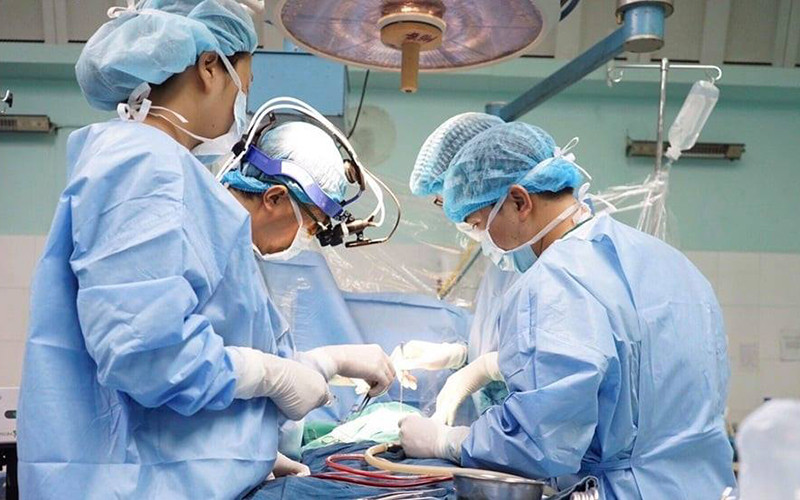 Các bác sĩ phẫu thuật cho bệnh nhi.