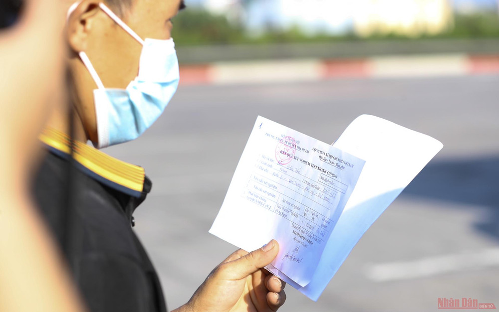 Khi có kết quả ấm tính, các phương tiện sẽ được di chuyển vào thành phố. 22chot_kiem_soat_dich_Ha-1626232308696.jpg