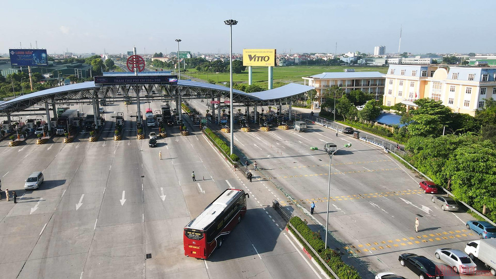 Xe khách này được lực lượng chức năng hỗ trợ quay đầu ngay tại trạm thu phí. Hà Nội ngày đầu ra quân kiểm soát phòng, chống dịch Covid-19 tại 22 chốt cửa ngõ -0