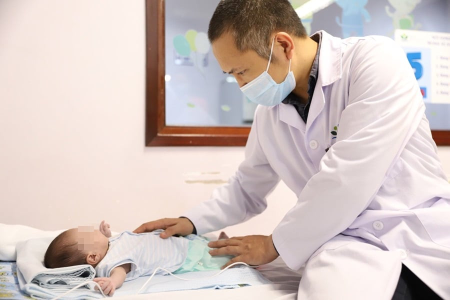 TS, BS Nguyễn Lý Thịnh Trường thăm khám lại cho bệnh nhi trước khi ra viện. Thiểu sản tim trái hiếm gặp, hai bé sơ sinh được cứu sống kỳ tích -0