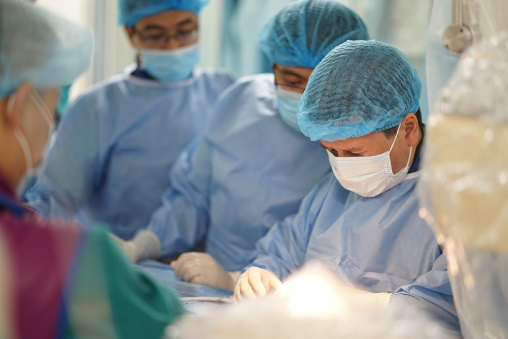 TS, BS Cao Việt Tùng - Trưởng khoa Điều trị tích cực Tim mạch Ngoại khoa tiến hành can thiệp kịp thời cho cả hai trường hợp khi bệnh nhi. Thiểu sản tim trái hiếm gặp, hai bé sơ sinh được cứu sống kỳ tích -0