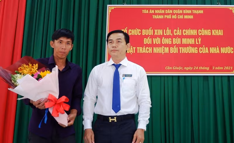 Phó Chánh án TAND quận Bình Thạnh (TP Hồ Chí Minh) Vũ Ngọc Hoan tặng hoa cho anh Lý.
