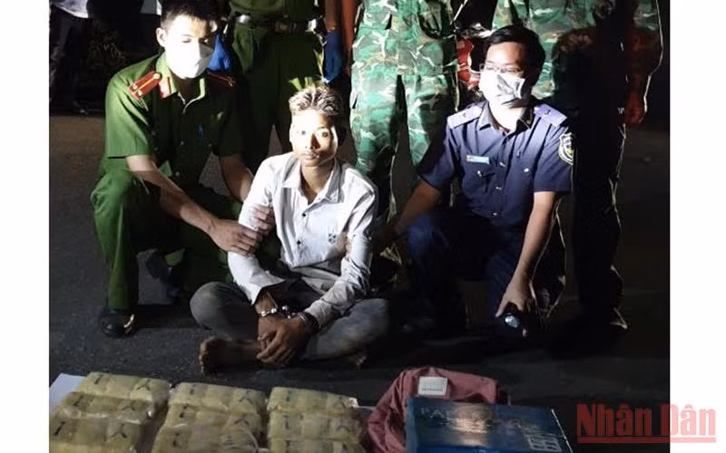 Lực lượng chức năng bắt giữ đối tượng cùng tang vật.