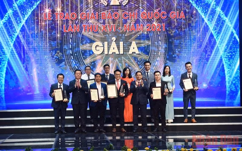 Thủ tướng Chính phủ Phạm Minh Chính và Trưởng Ban Tuyên giáo Trung ương Nguyễn Trọng Nghĩa trao giải A cho các tác giả, đại diện nhóm tác giả đoạt giải. (Ảnh: TRẦN HẢI)
