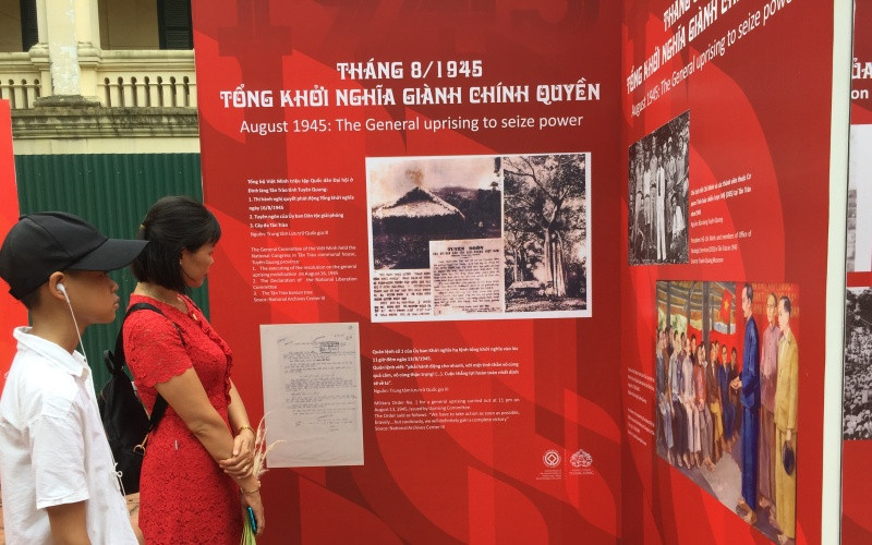 Khách tham quan tác phẩm trưng bày tại triển lãm ảnh “Độc lập”.