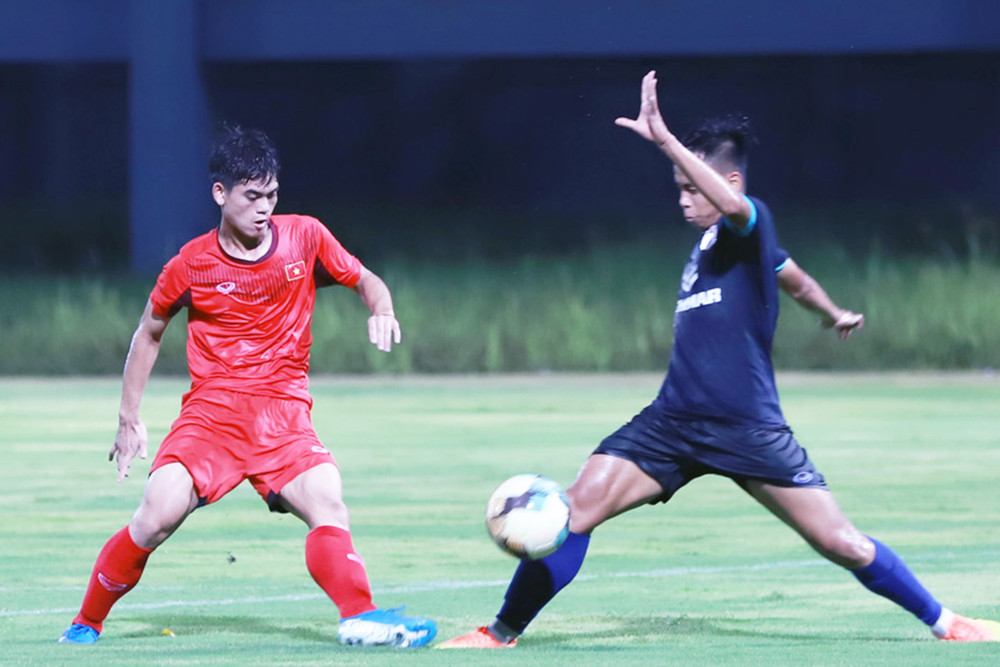 HLV Philippe Troussier ghi nhận sự nỗ lực của các học trò trong trận đấu tập. ĐT U19 Việt Nam kết thúc đợt tập trung lần thứ ba -0