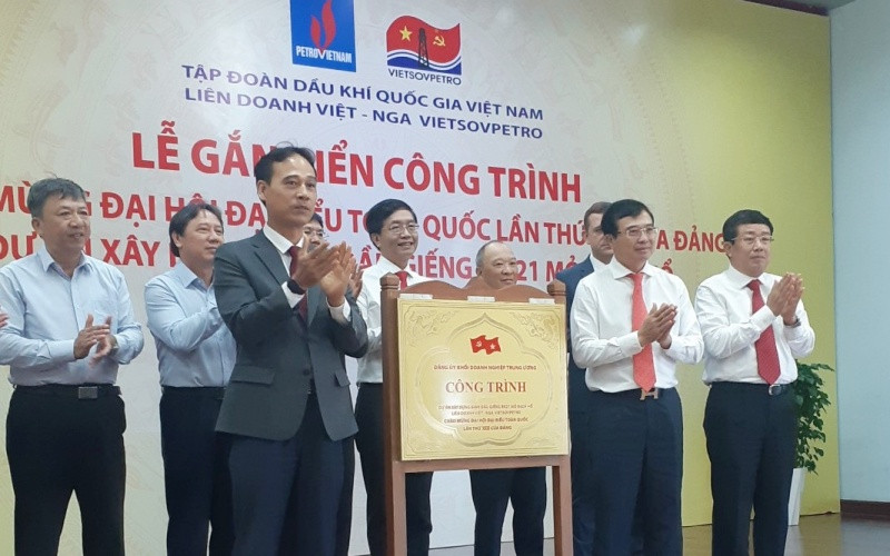 Gắn biển công trình chào mừng Đại hội đại biểu toàn quốc lần thứ XIII của Đảng.