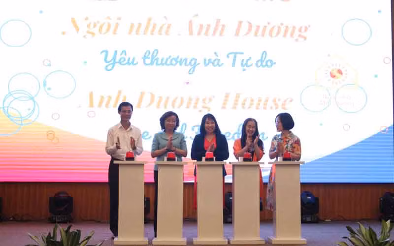 Đại biểu bấm nút khởi động Ngôi nhà Ánh dương Đà Nẵng.