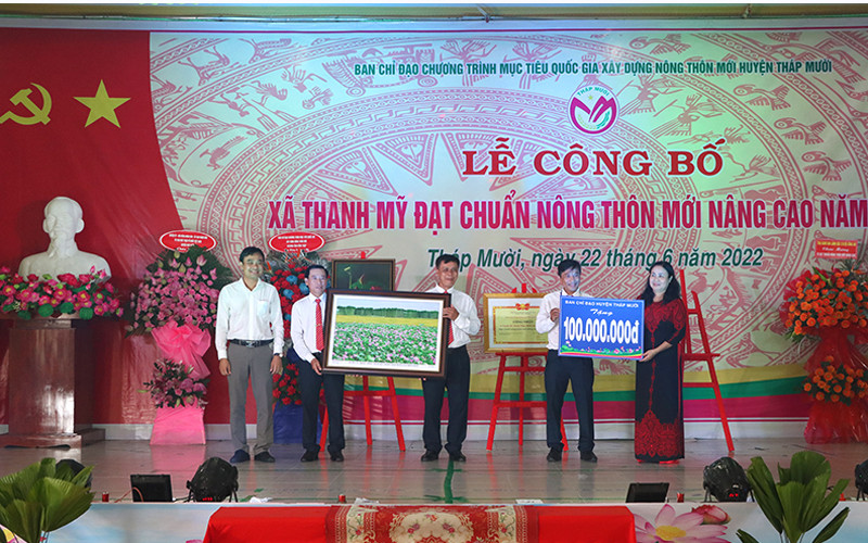 Bí thư Huyện ủy Tháp Mười Nguyễn Văn Vũ Minh và Chủ tịch UBND huyện Trần Thị Quý đại diện Ban chỉ đạo xây dựng nông thôn mới và tái cơ cấu nông nghiệp huyện Tháp Mười trao tặng xã Thanh Mỹ 100 triệu đồng. Đồng Tháp: Xã Anh hùng đạt chuẩn nông thôn mới nâng cao -0