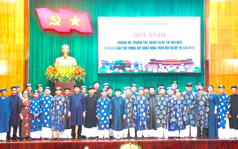 Lãnh đạo Thường trực Tỉnh ủy và Ban Dân vân, Ủy ban Mặt trận Tổ quốc Việt Nam chụp ảnh lưu niệm cùng các đại biểu là trưởng họ, trưởng tộc, già làng, người có uy tín tiêu biểu. Phát huy vai trò trưởng họ, trưởng tộc, người có uy tín trong xây dựng nông thôn mới -0