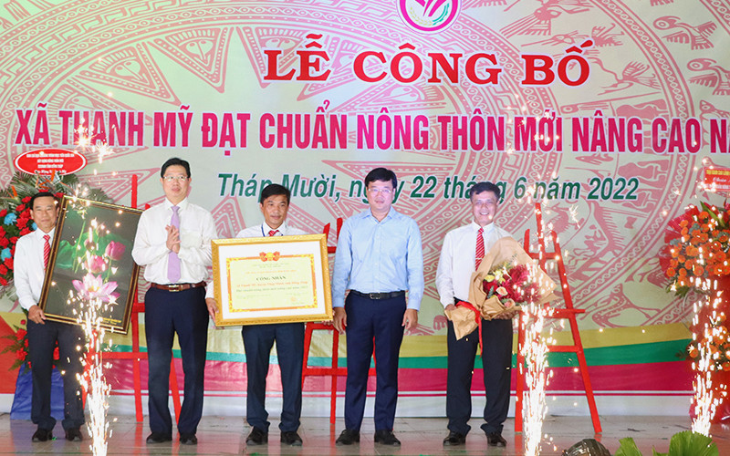 Bí thư Tỉnh ủy Đồng Tháp Lê Quốc Phong và Phó Chủ tịch UBND tỉnh Đồng Tháp Huỳnh Minh Tuấn trao Bằng công nhận xã nông thôn mới nâng cao cho xã Thanh Mỹ.