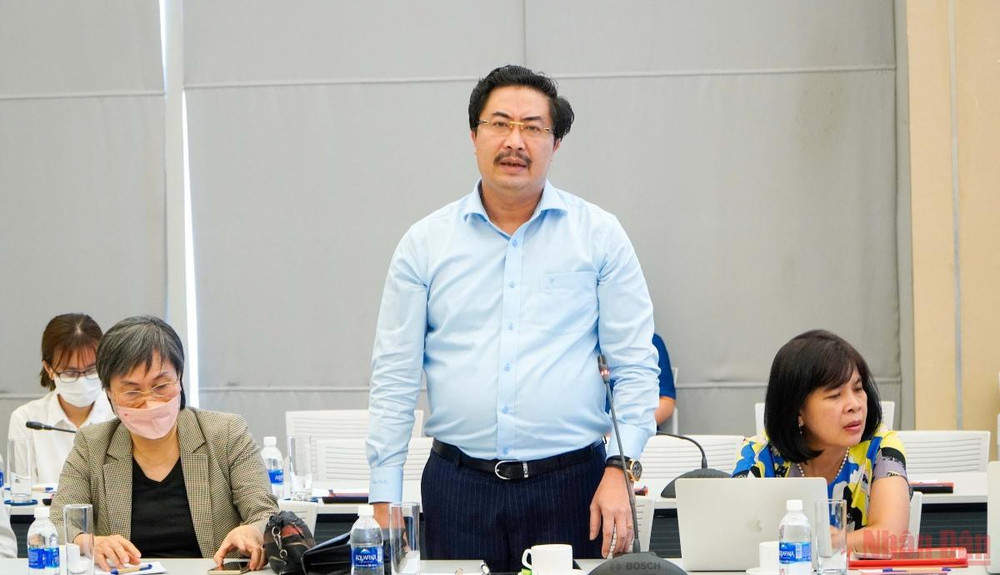 PGS,TS,KTS Lưu Đức Cường, Viện trưởng Viện Quy hoạch Đô thị và Nông thôn quốc gia trình bày về Khung logic và nội dung chiến lược tích hợp cho quy hoạch tỉnh Bình Dương. Nhiều chuyên gia góp ý cho quy hoạch tỉnh Bình Dương -0