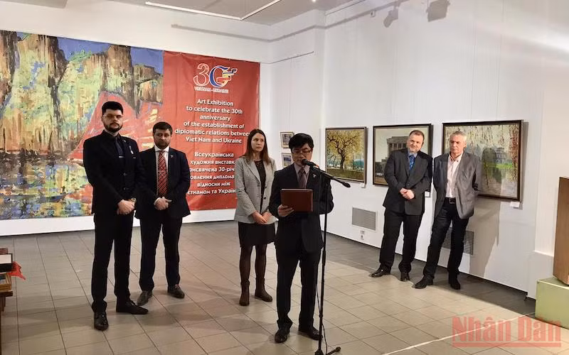 Triển lãm tranh kỷ niệm 30 năm thiết lập quan hệ ngoại giao Việt Nam – Ukraine -0
