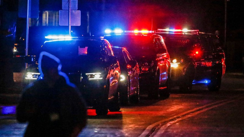 Xe của cảnh sát khẩn trương có mặt tại hiện trường. (Ảnh: Reuters) US -1