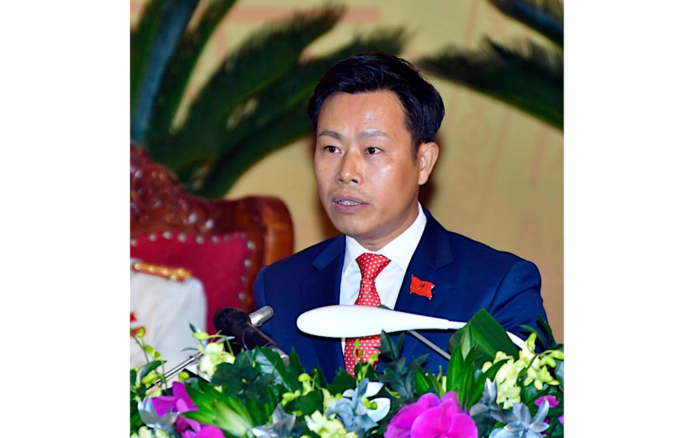 Phó Bí thư Tỉnh ủy Cà Mau Lê Quân trình bày Báo cáo chính trị tại phiên khai mạc Đại hội Đảng bộ tỉnh lần thứ 16. Khai mạc Đại hội Đảng bộ tỉnh Cà Mau lần thứ 16 -0