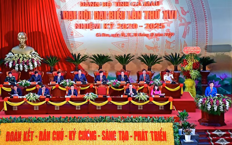 Phiên khai mạc Đại hội đại biểu Đảng bộ tỉnh Cà Mau sáng 27-10.