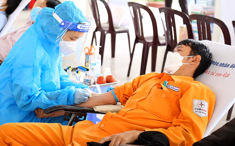 Cán bộ, nhân viên, khách hàng điện ở miền trung tham gia Tuần lễ Hồng EVN lần thứ 7.