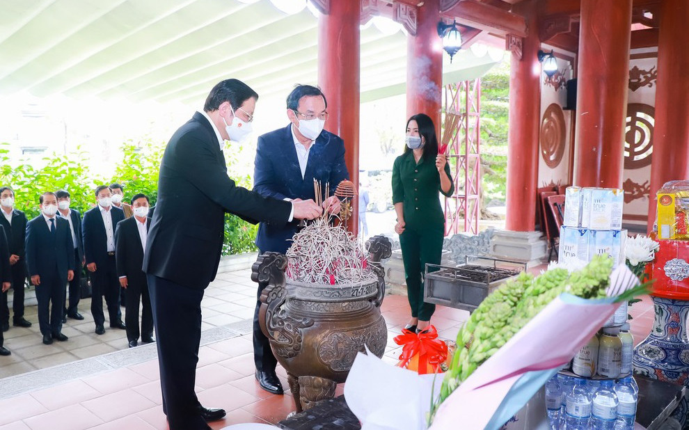 Các đồng chí Phan Đình Trạc, Nguyễn Văn Nên dâng hương trước phần mộ 13 anh hùng liệt sĩ Đại đội 317. 
