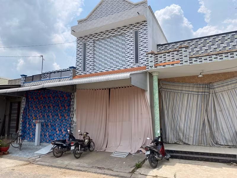 Dân vùng sạt lở khổ với “núi đất” -0