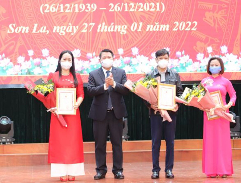 Lãnh đạo Tỉnh ủy Sơn La trao giải báo chí về xây dựng Đảng cho các cá nhân. Sơn La gặp mặt kỷ niệm 92 năm thành lập Đảng Cộng sản Việt Nam -0