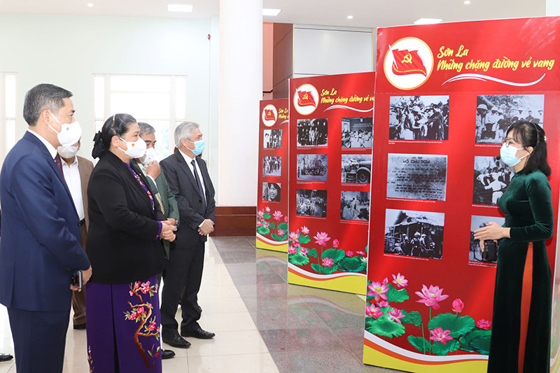 Các đại biểu tham quan gian trưng bày ảnh về quá trình thành lập Đảng bộ tỉnh Sơn La. Sơn La gặp mặt kỷ niệm 92 năm thành lập Đảng Cộng sản Việt Nam -0
