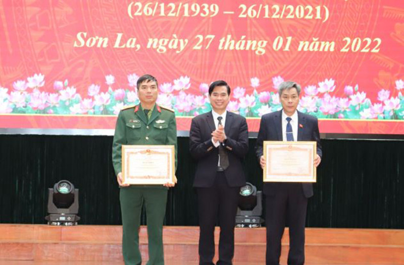Lãnh đạo UBND tỉnh Sơn La chuyển trao Bằng khen của Thủ tướng Chính phủ cho các cá nhân. Sơn La gặp mặt kỷ niệm 92 năm thành lập Đảng Cộng sản Việt Nam -0