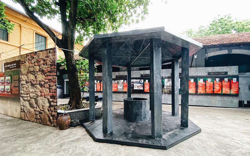 Khu bể tắm hình bát giác được phục dựng theo kích thước nguyên mẫu (Ảnh: Fanpage Di tích Nhà tù Hỏa Lò) Ứng dụng công nghệ số đưa lịch sử đến gần hơn với công chúng trẻ -0