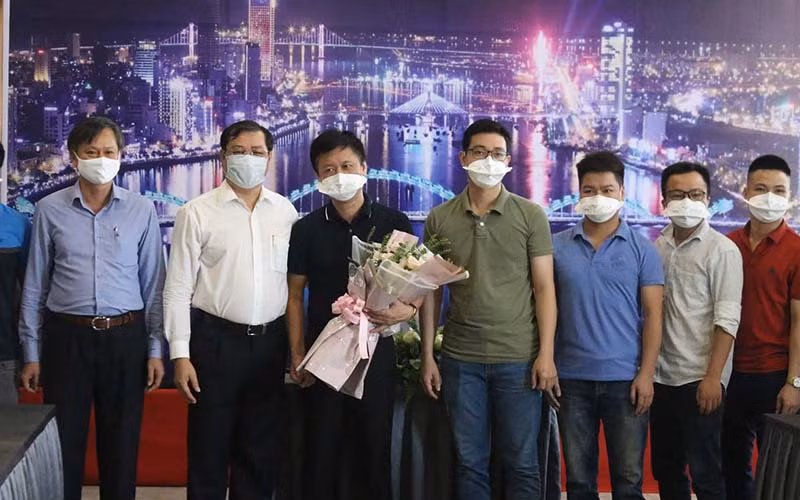 Lãnh đạo thành phố Đà Nẵng tặng hoa cảm ơn các y, bác sỹ đã hỗ trợ Đà Nẵng thời gian qua.