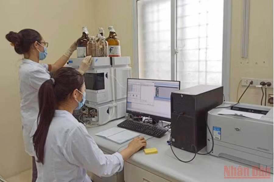 Các nhà khoa học của Viện Hóa sinh biển kiểm tra độ tinh sạch của sản phẩm trên thiết bị HPLC.