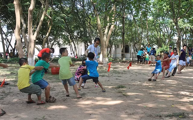Các em nhỏ trải nghiệm trò chơi dân gian tại Bảo tàng. 