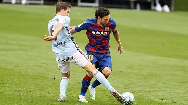 Messi (áo sẫm) vẫn tỏa sáng với hai lần kiến tạo, nhưng không thể giúp Barca vượt qua Celta Vigo.