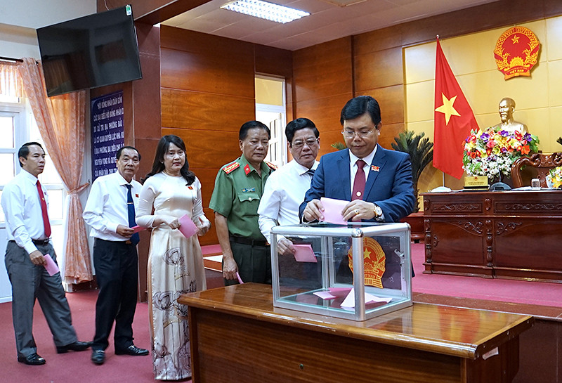 Các đại biểu HĐND tỉnh Cà Mau bỏ phiếu bầu chức danh Chủ tịch UBND tỉnh Cà Mau. Bí thư Tỉnh ủy Cà Mau đảm nhận thêm chức Chủ tịch HĐND -0
