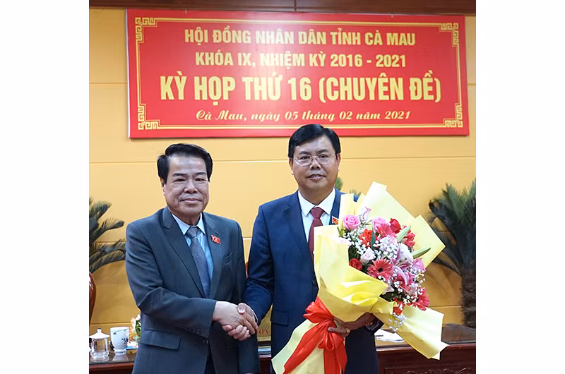 Bí thư Tỉnh ủy kiêm Chủ tịch HĐND tỉnh Cà Mau Nguyễn Tiến Hải (bìa phải) ra mắt tại kỳ họp. 