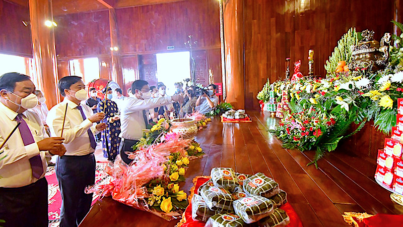Lãnh đạo tỉnh Cà Mau thành kính dâng hương tại đền thờ Vua Hùng vào sáng 10/4. Cà Mau nô nức Ngày Giỗ Tổ Hùng Vương -0