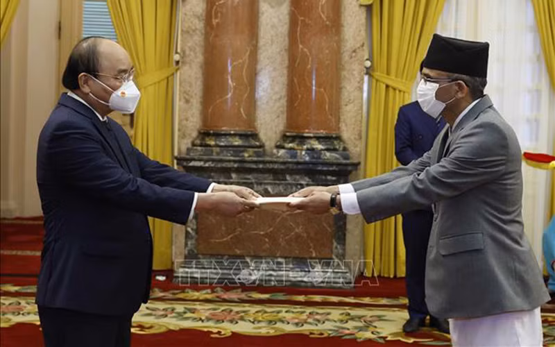 Chủ tịch nước Nguyễn Xuân Phúc tiếp các Đại sứ trình Quốc thư -0